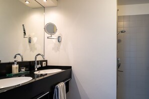 Dusche, Haartrockner, Handtücher