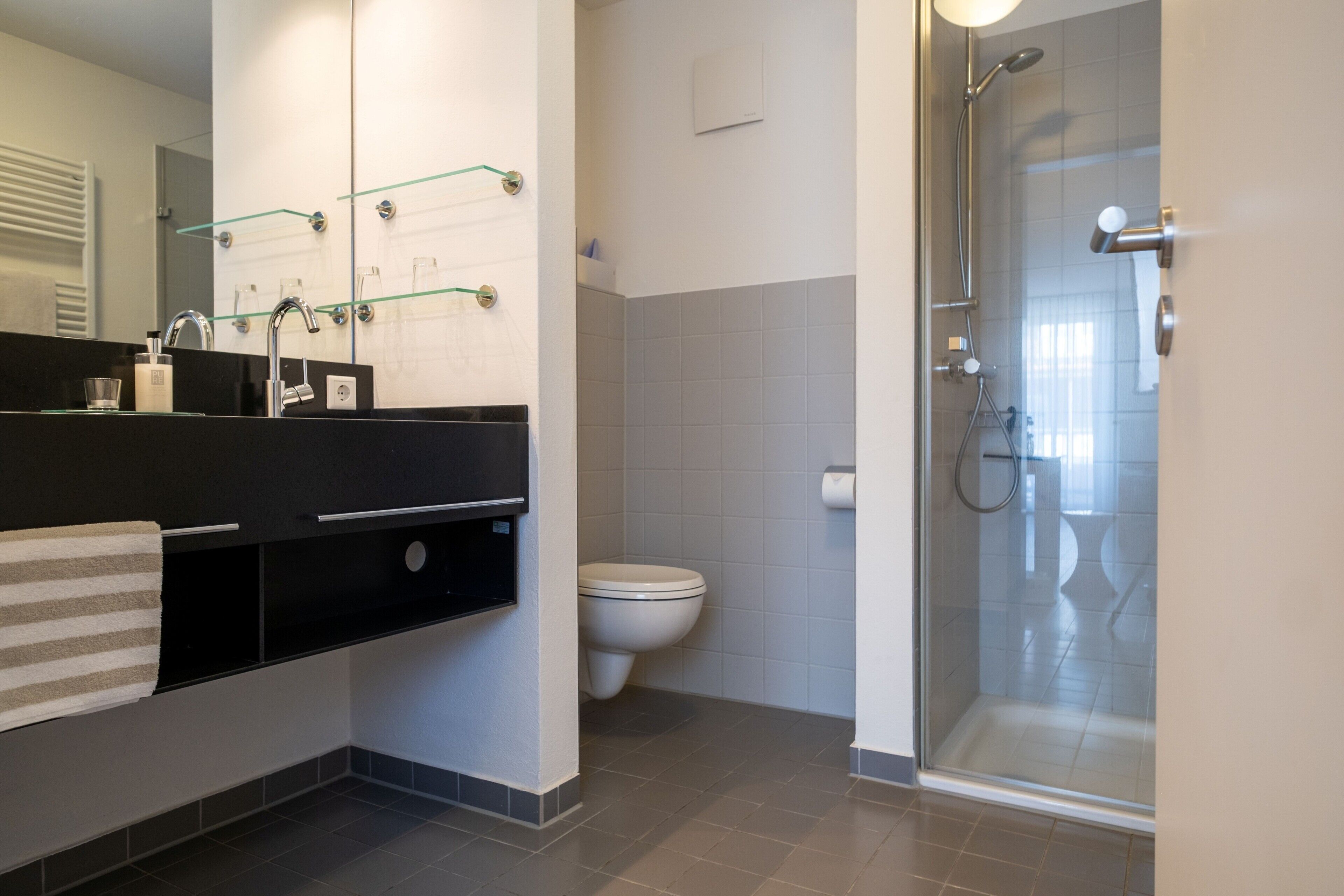 Douche, séchoir à cheveux, serviettes fournies
