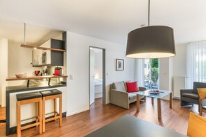 Eine moderne Wohnung mit Küche, Essbereich und Wohnzimmer.