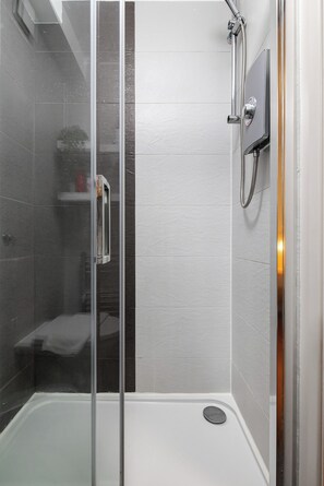 Shower, hair dryer, towels, soap - Cosy & Central Apt great for business and tourist (London)