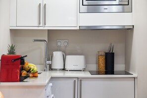 Fridge, microwave, coffee/tea maker, electric kettle - Cosy & Central Apt great for business and tourist (London)