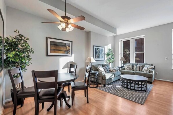 TV - Settle into Soulard! 6 Bedrooms 4 full baths (St. Louis)