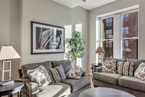 TV - Settle into Soulard! 6 Bedrooms 4 full baths (St. Louis)