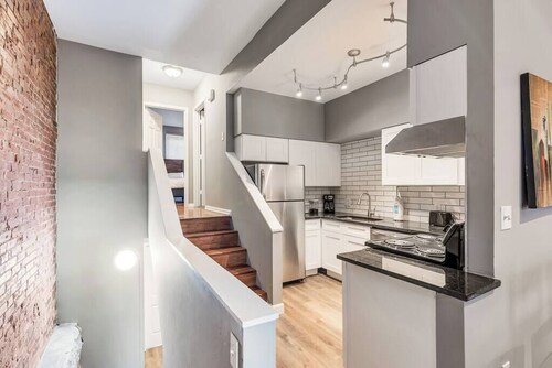 Settle into Soulard! 6 Bedrooms 4 full baths