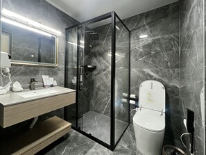 Chambre Luxe, balcon, vue ville | Salle de bain