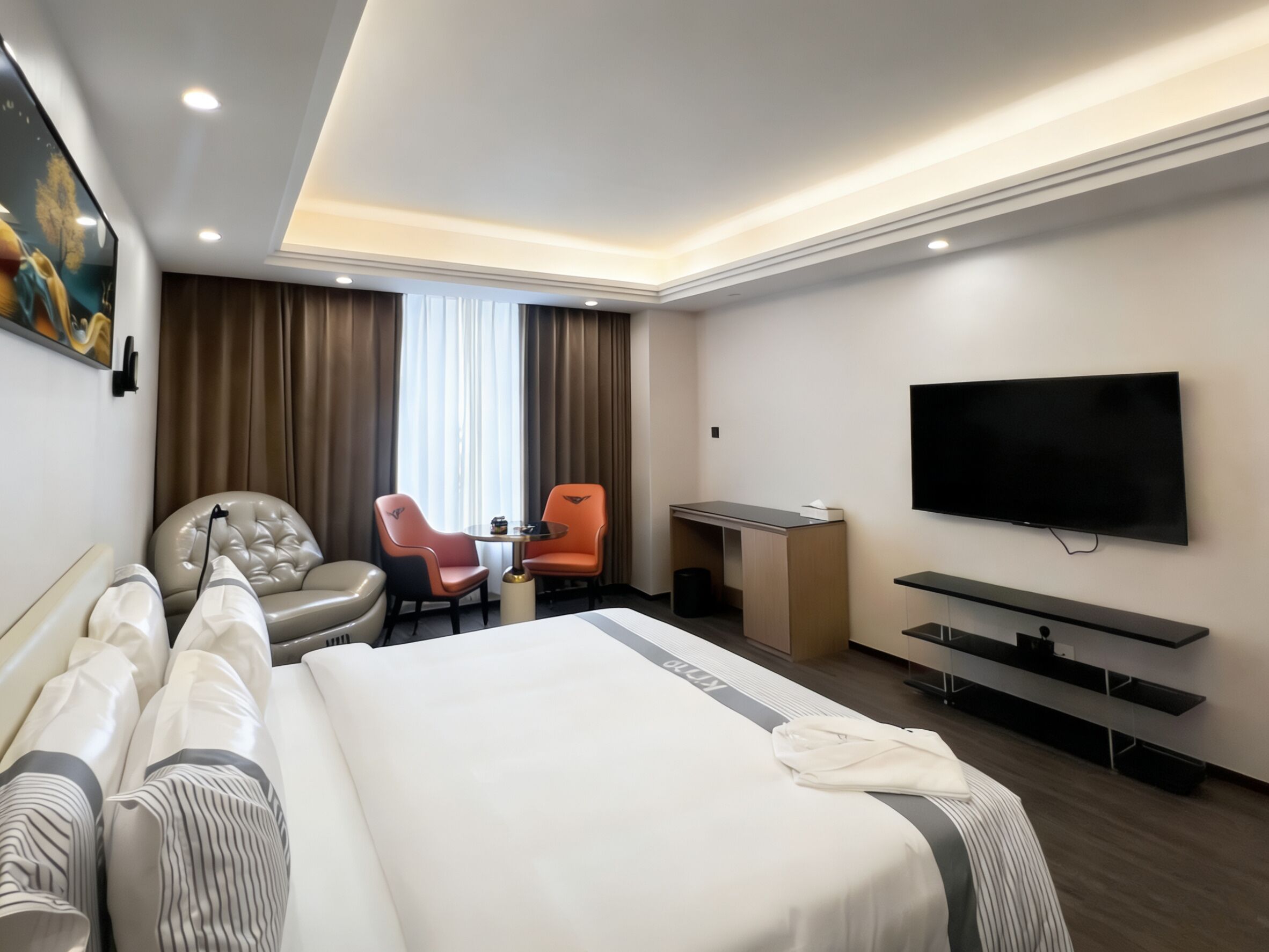 Quarto casal família, sacada, vista para a cidade | Cofres nos quartos, escrivaninha, espaço de trabalho para notebook