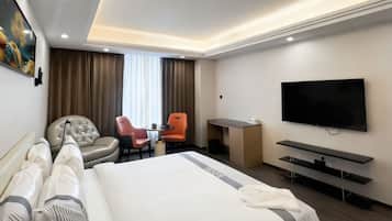 Quarto casal família, sacada, vista para a cidade | Cofres nos quartos, escrivaninha, espaço de trabalho para notebook