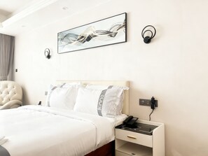 Quarto superluxo, sacada, vista para a cidade | Cofres nos quartos, escrivaninha, espaço de trabalho para notebook