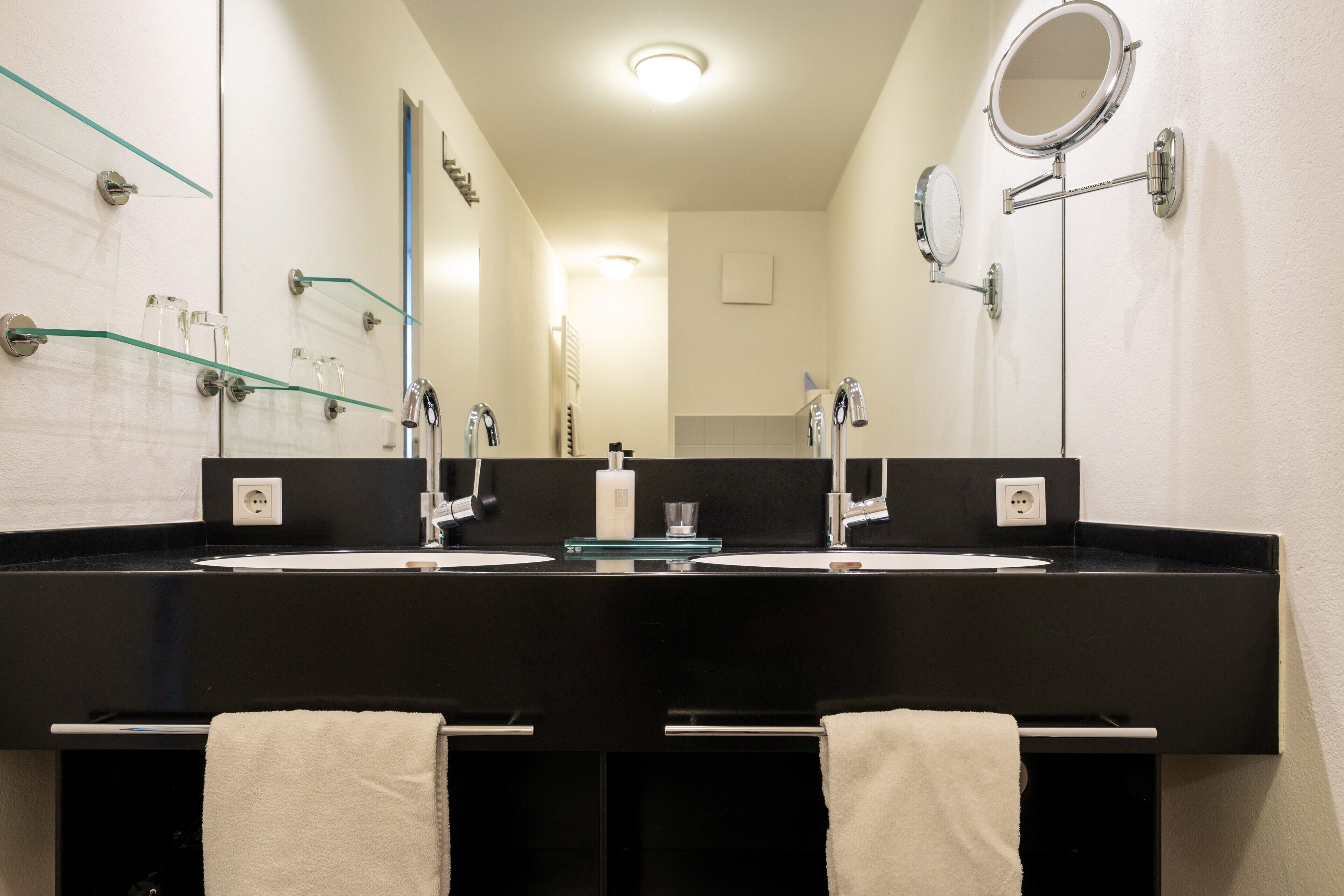 Dusche, Haartrockner, Handtücher