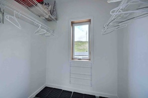A small, white-walled room with a window, a metal drying rack, and a metal shelf. - Condos Monts-Valin -159, rue du Massif (Valinouët) (Saint-David-de-Falardeau)