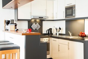 Jääkaappi, mikroaaltouuni, uuni, liesi