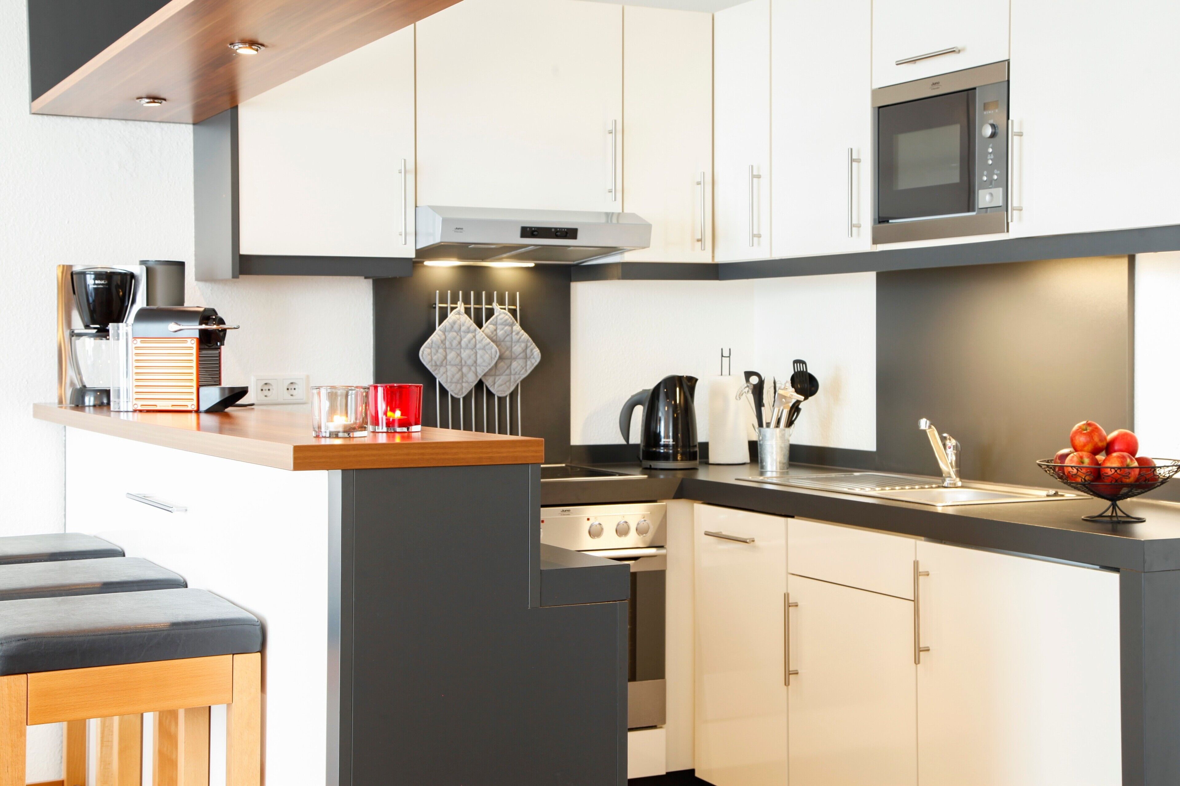 冷蔵  庫、電子レンジ、オーブン、コンロ