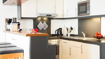 Frigorifero, microonde, forno, piano cottura