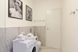 Shower, hair dryer, towels, toilet paper - Eden Rooms Vert (Stresa)