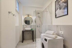 Shower, hair dryer, towels, toilet paper - Eden Rooms Vert (Stresa)