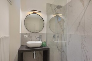 Shower, hair dryer, towels, toilet paper - Eden Rooms Vert (Stresa)