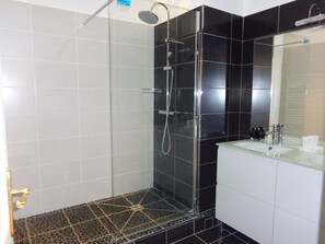 Shower, hair dryer, towels, soap - La petite bastide de Trevouse, 4 stars with swimming pool (Entraigues-sur-la-Sorgue)