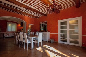 Dining - La petite bastide de Trevouse, 4 stars with swimming pool (Entraigues-sur-la-Sorgue)