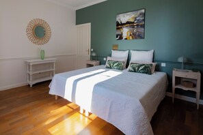 Tabla de planchar con plancha, internet y ropa de cama 