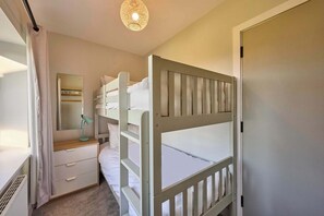 5 bedrooms, iron/ironing board, travel crib, WiFi - Host & Stay | Roundwood House (Taverham)