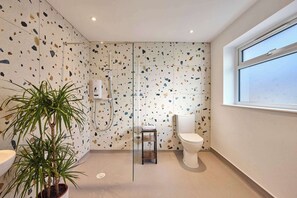 Shower, hair dryer, towels - Host & Stay | Roundwood House (Taverham)
