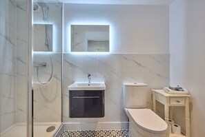 Shower, hair dryer, towels - Host & Stay | Roundwood House (Taverham)