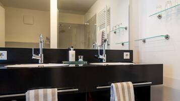 Dusche, Haartrockner, Handtücher