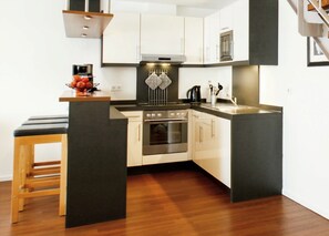 Kühlschrank, Mikrowelle, Ofen, Herdplatte