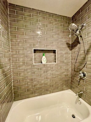 Haartrockner, Handtücher, Toilettenpapier