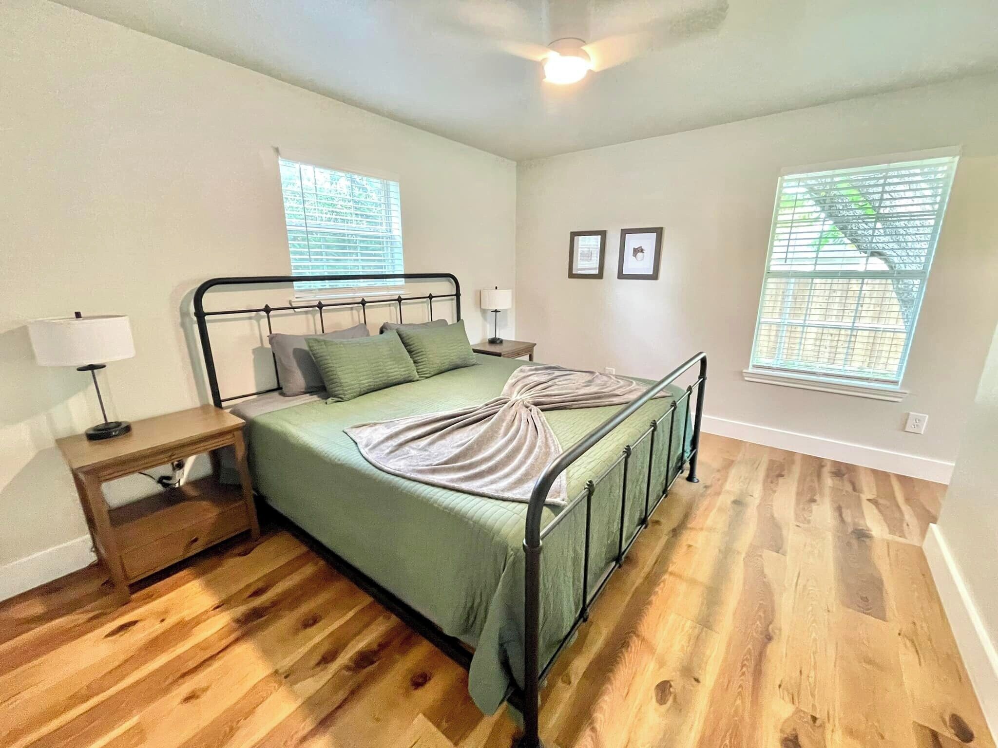 Tabla de planchar con plancha, wifi, ropa de cama