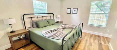 Tabla de planchar con plancha, wifi, ropa de cama