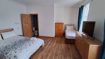 Deluxe Triple Room | Desk, soundproofing, free WiFi