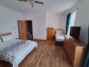 Deluxe Triple Room | Desk, soundproofing, free WiFi - The Albert Hotel (Gloucester)