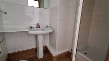 Deluxe Triple Room | Bathroom | Shower, towels, soap, shampoo