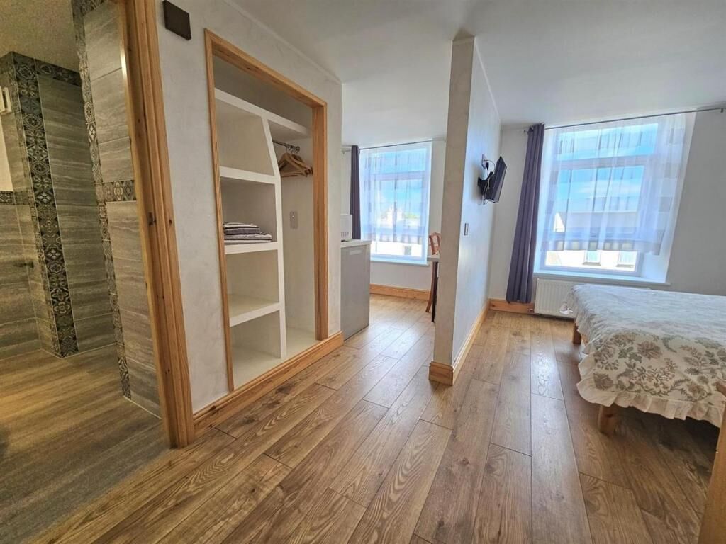 Triple Room | Desk, free WiFi