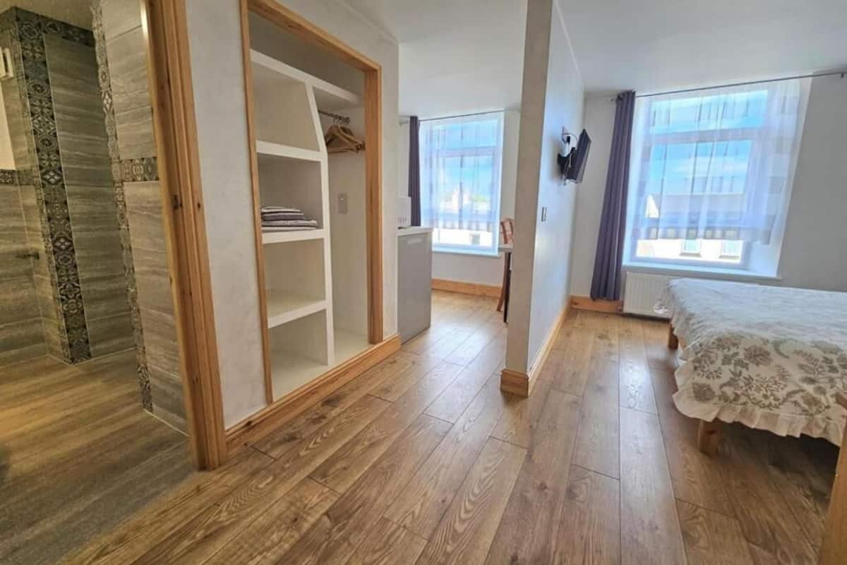 Triple Room | Desk, free WiFi