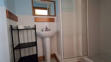 Deluxe Double Room | Bathroom | Shower, towels, soap, shampoo