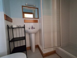 Deluxe Double Room | Bathroom | Shower, towels, soap, shampoo - The Albert Hotel (Gloucester)