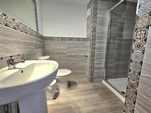 Shower, free toiletries, towels, soap - The Albert Hotel (Gloucester)