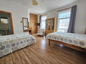 Desk, free WiFi - The Albert Hotel (Gloucester)