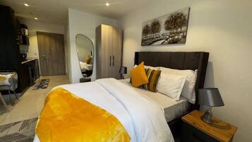 Deluxe Studio Suite, City View | Blackout drapes, soundproofing, iron/ironing board, free WiFi