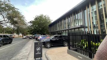 Deluxe Studio Suite, City View | Property grounds