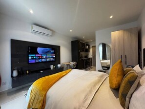 Suite estudio Deluxe, vista a la ciudad | Cortinas blackout, insonorización y tabla de planchar con plancha 