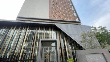 Deluxe Studio Suite, City View | Exterior detail