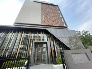 Deluxe Studio Suite, City View | Exterior detail - Mapplewood Homes (Accra)