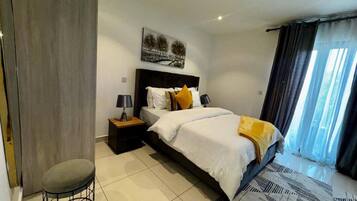 Deluxe Studio Suite, City View | Blackout drapes, soundproofing, iron/ironing board, free WiFi