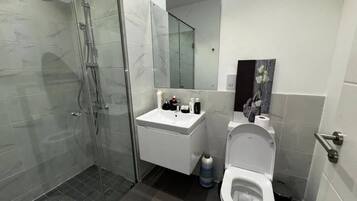 Deluxe Studio Suite, City View | Bathroom