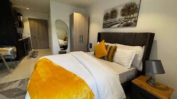 Deluxe Studio Suite, City View | Blackout drapes, soundproofing, iron/ironing board, free WiFi