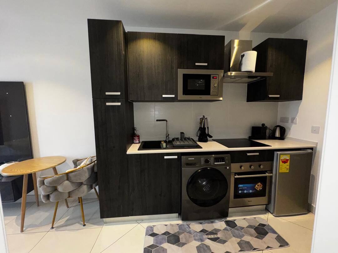 Deluxe Studio Suite, City View | Private kitchen