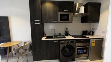 Deluxe Studio Suite, City View | Private kitchen